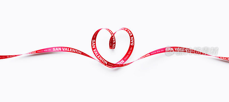情人节快乐(西班牙语为圣瓦伦丁Feliz Dia De San Valentin)红色背景上的心形丝带